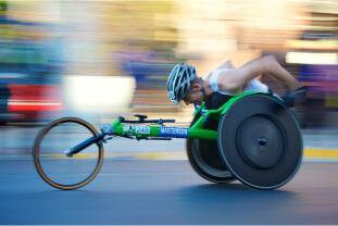 Athlète en course de vitesse sur fauteuil roulant